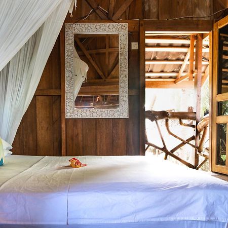 Mentawai Surf Camp Hotel Muarasiberut Kültér fotó